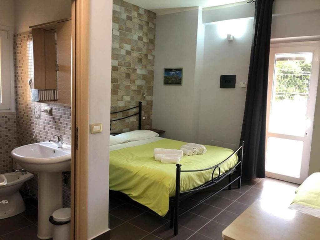 Foto 5 von 7: Quadruple Room with Private Bathroom