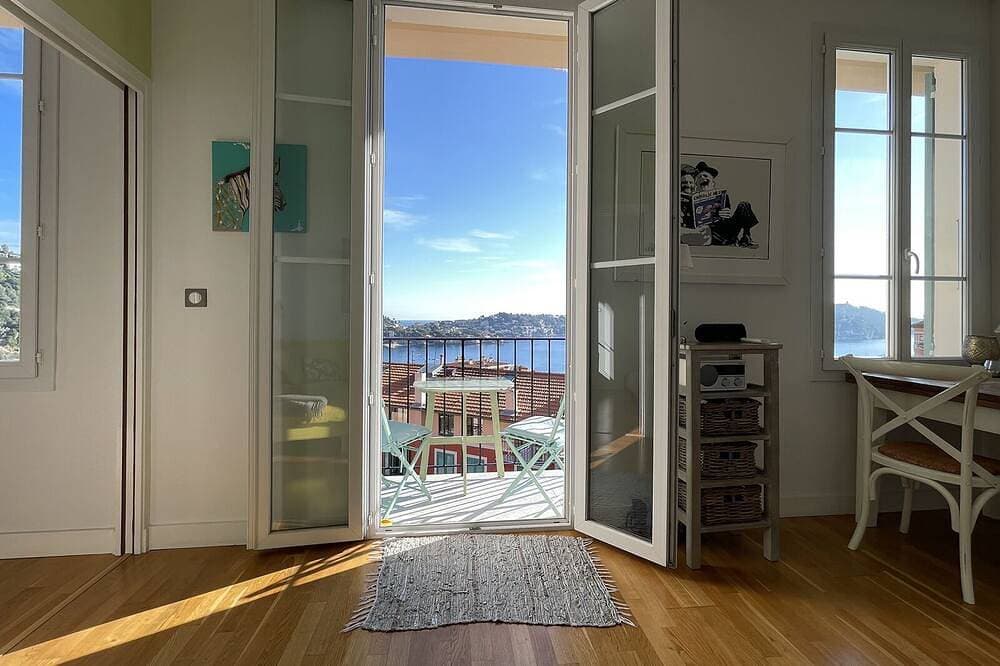 25. Bright apartment with two bedrooms & balcony with a lovely sea view 1