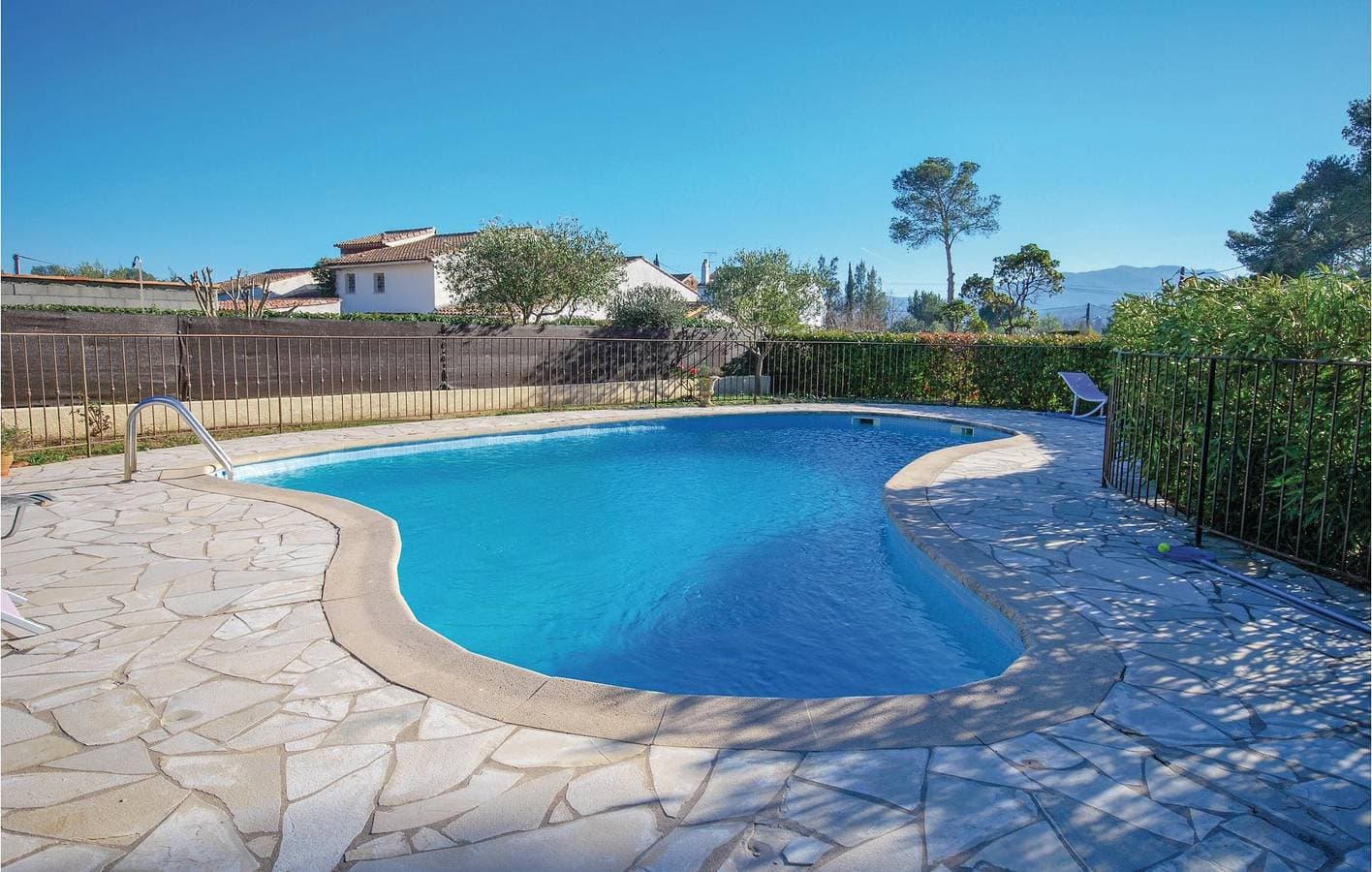 Foto 3 von 16: Poolside Pad: Parkplatz, TV, & Internet - Roquebrune 2.5km