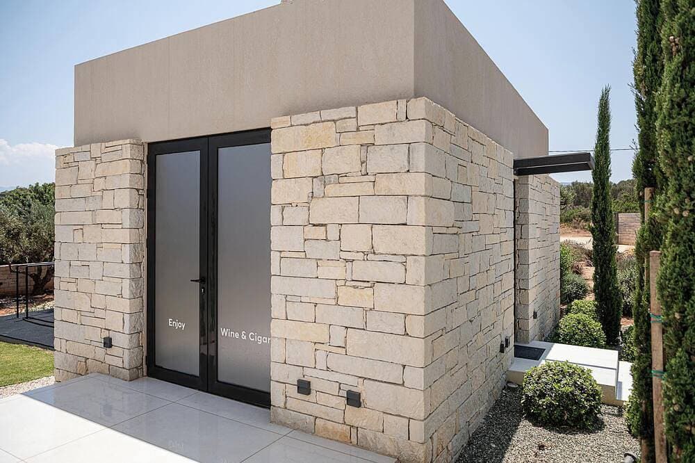 Foto 10 von 30: Stunning sea views, heated pool, fire pit, child pool: