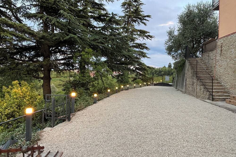 Foto 13 von 30: Relais Portaluna Serena / 1Br + Studio, Sleeps 4, Garden, Langhe Views