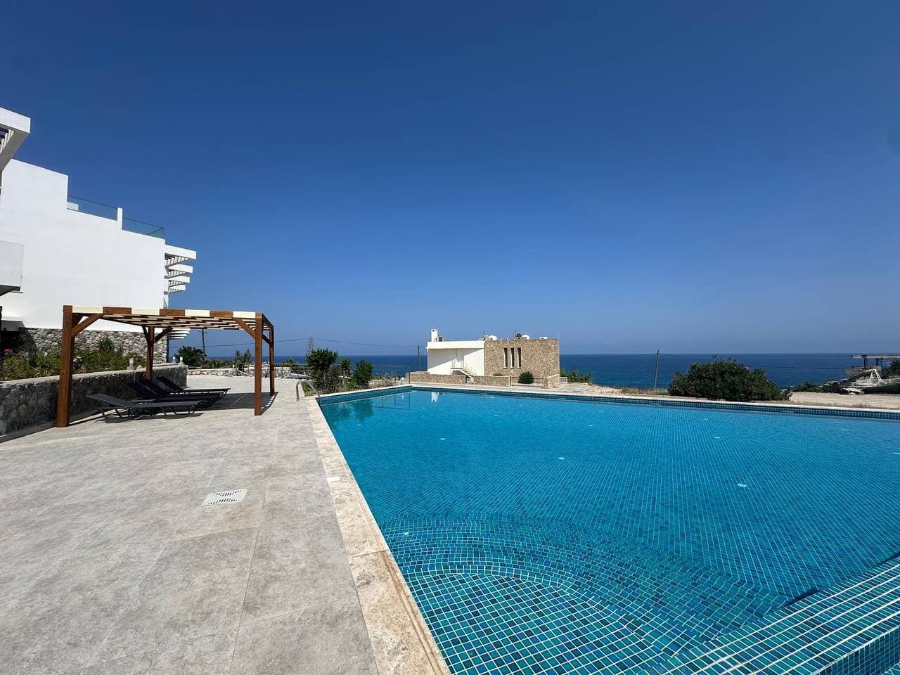 Foto 4 von 34: "Azure Pearl" Meerblick-Loft mit Dachterrasse & Pool“