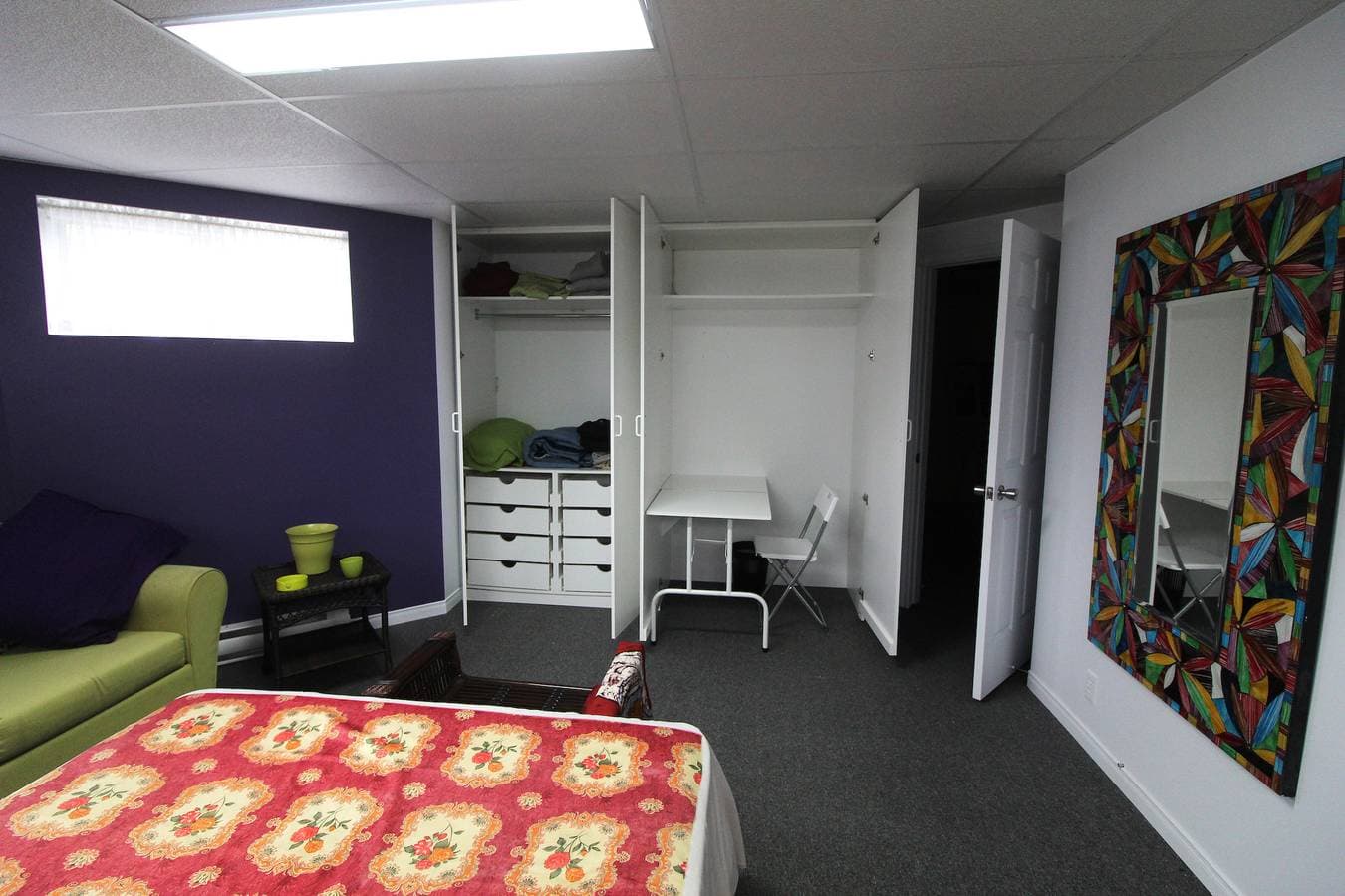 Foto 4 von 10: Gandhi Sehr großes Zimmer im indischen Stil eingerichtet, mit Bürobereich und Sofa