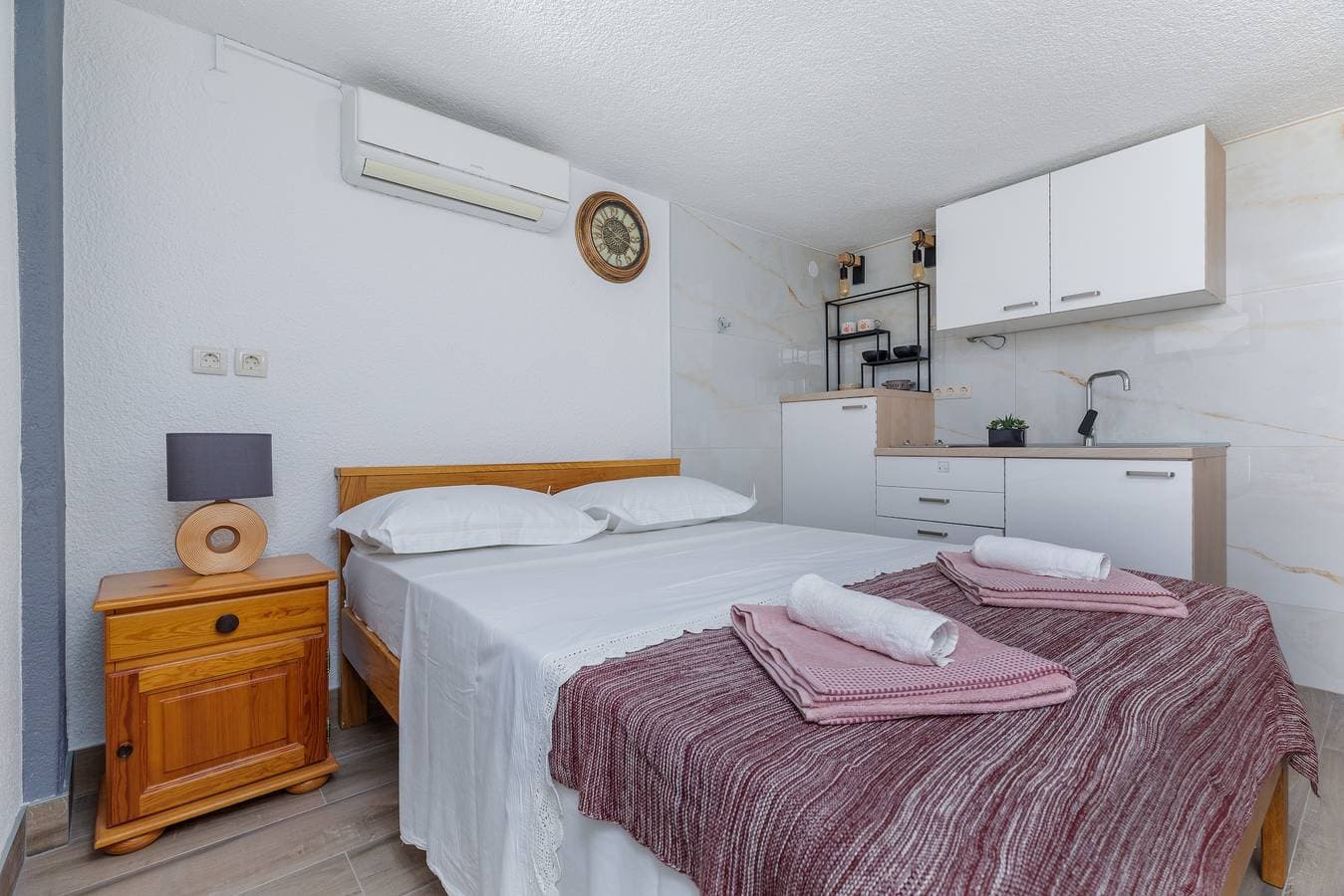 Foto 4 von 7: Studio Appartement mit Terrasse und Meerblick Lokva Rogoznica, Omis As-24321-a