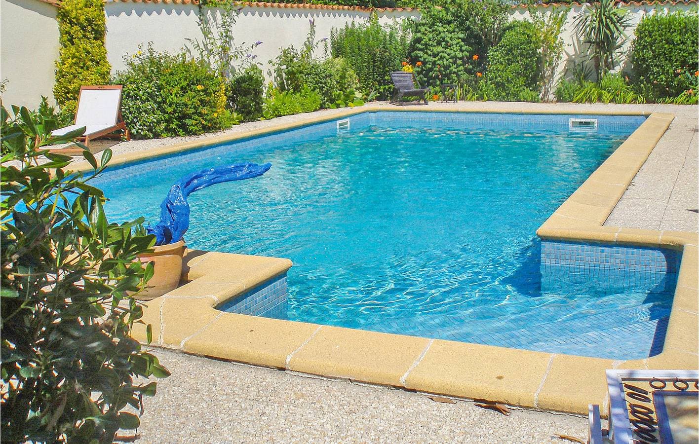 Foto 10 von 23: 300 sqft Apartment mit Doppelbett, Pool & Garten