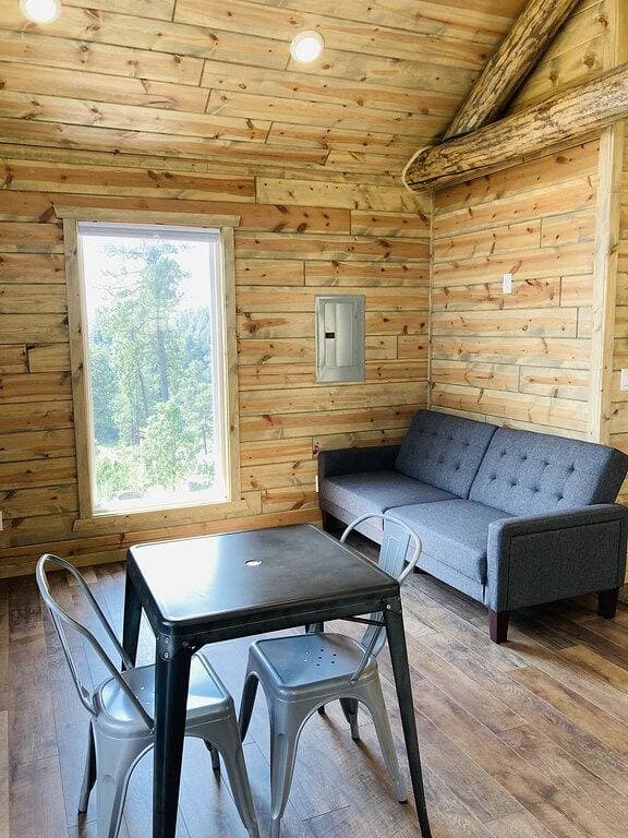 Foto 8 von 13: 8 miles to Mount Rushmore - Sleeps 2 - King Bed