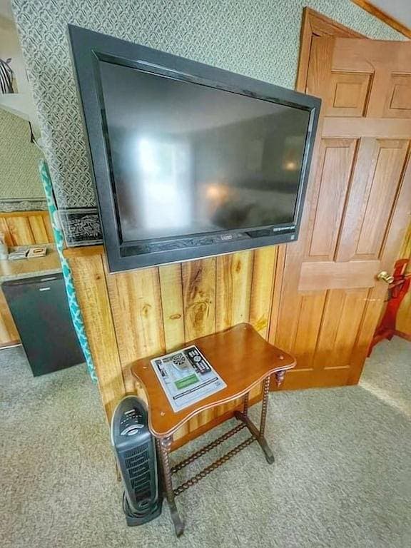 Foto 13 von 28: 18 Acadia Lodge King Bed AC Open Hearth Inn