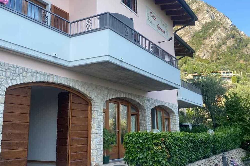 Foto 7 von 25: Ferienwohnung mit Balkon, Seeblick und Pool