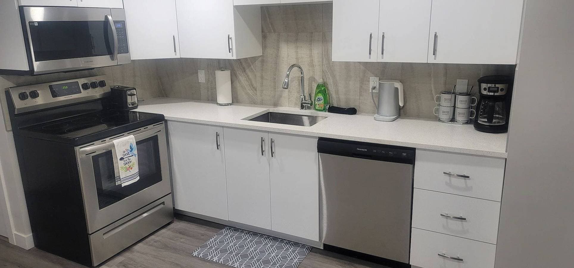 Foto 3 von 51: Ein gemütliches Zuhause mit 2 Schlafzimmern in South East Calgary