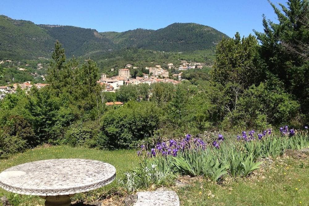 Foto 12 von 30: Secluded villa with large garden pool Overlooks beautiful picturesque village