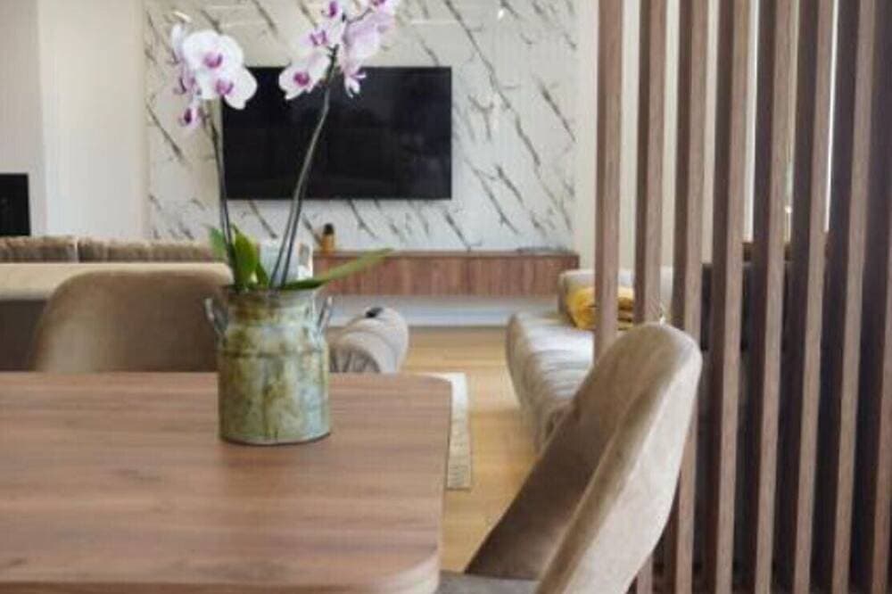 Foto 13 von 19: Modern, Bright Beachfront Flat in Rafailovici