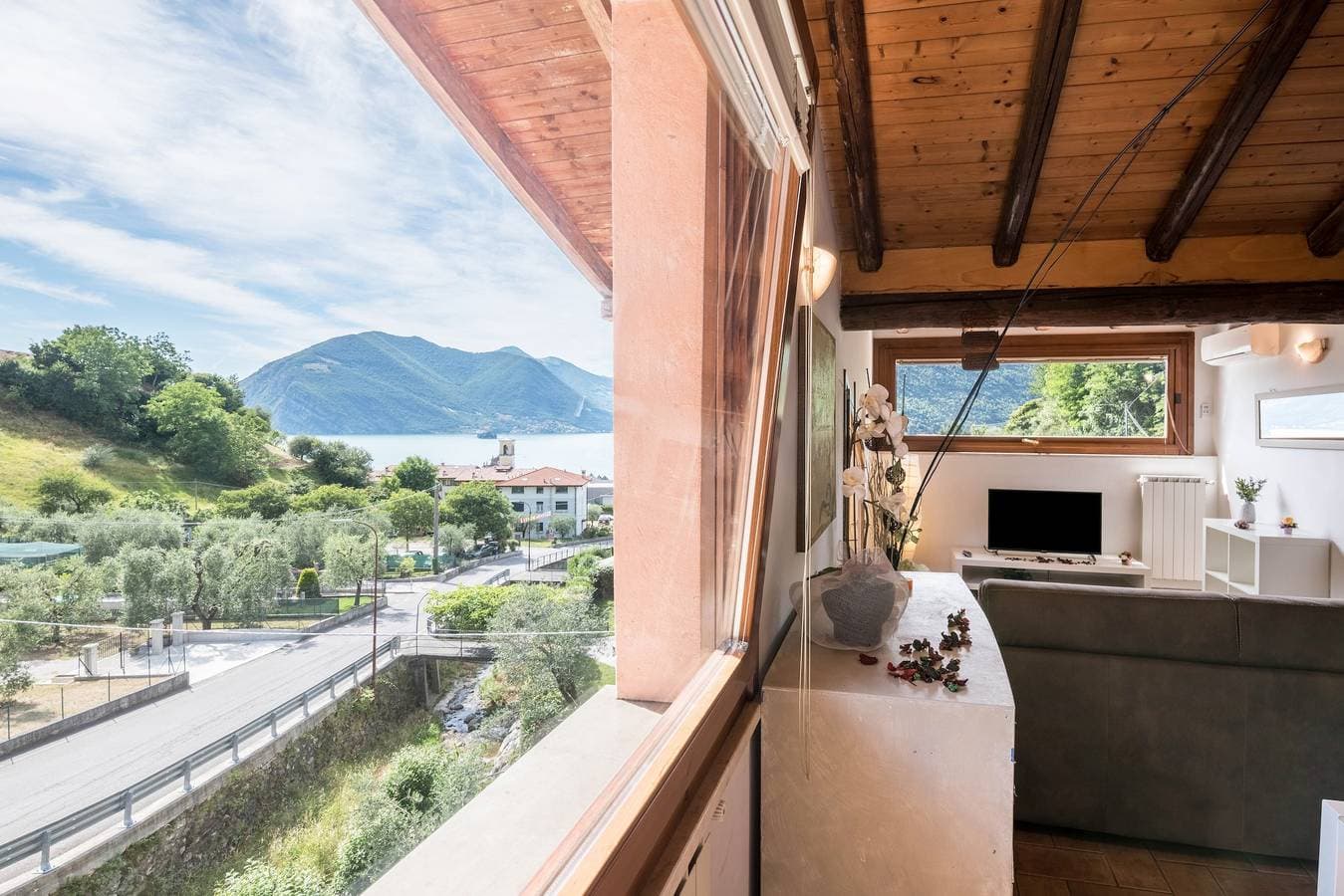 Foto 3 von 31: Haustierfreundliches Apartment "Mansarda con vista lago" mit Seeblick, Pool, WLAN und Terrasse
