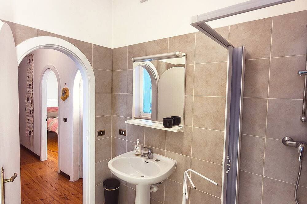 Foto 5 von 18: Apartment-Traditionell-Eigenes Badezimmer-Blick auf den Hof