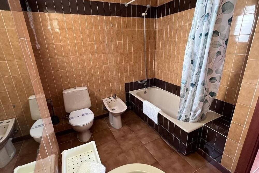 Foto 9 von 26: Geräumiges 3-Zimmer-Apartment direkt am Strand. Rodes-71