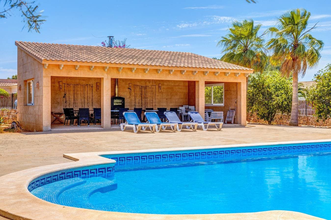 Foto 2 von 41: Gepflegtes Feriendomizil mit Pool, Terrasse, Garten, WLAN & Klimaanlage, Parkplatz vorm Haus