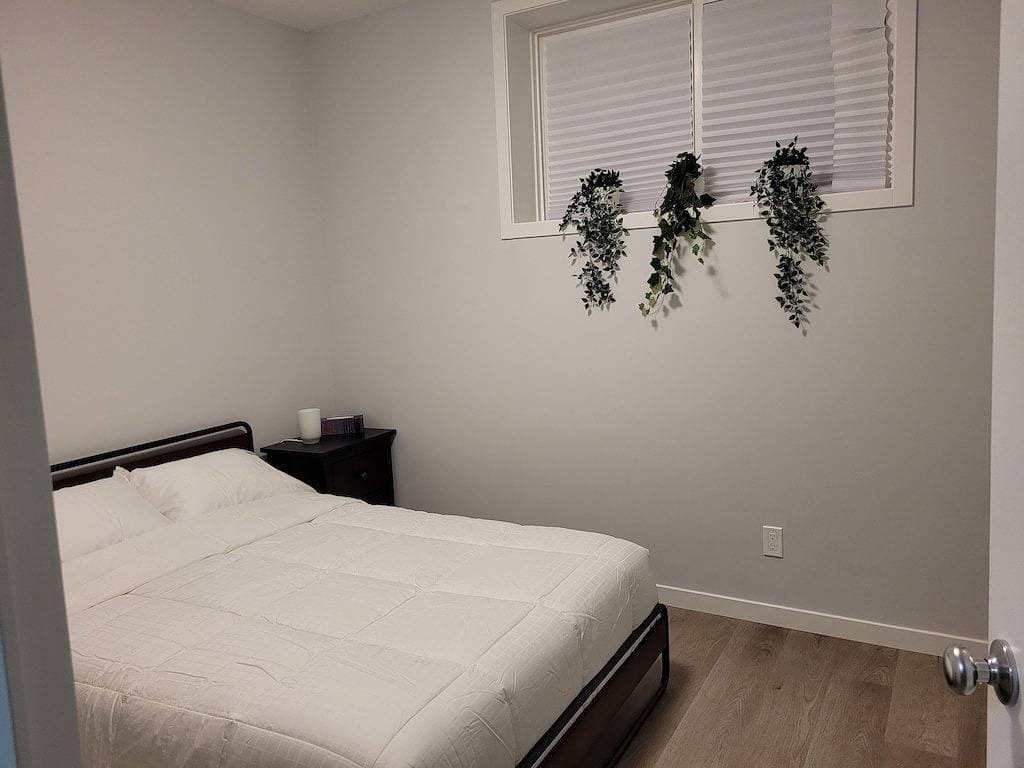 Foto 10 von 19: Affordable Luxury – 2-Bedroom Suite in Wolf Willow, Calgary!