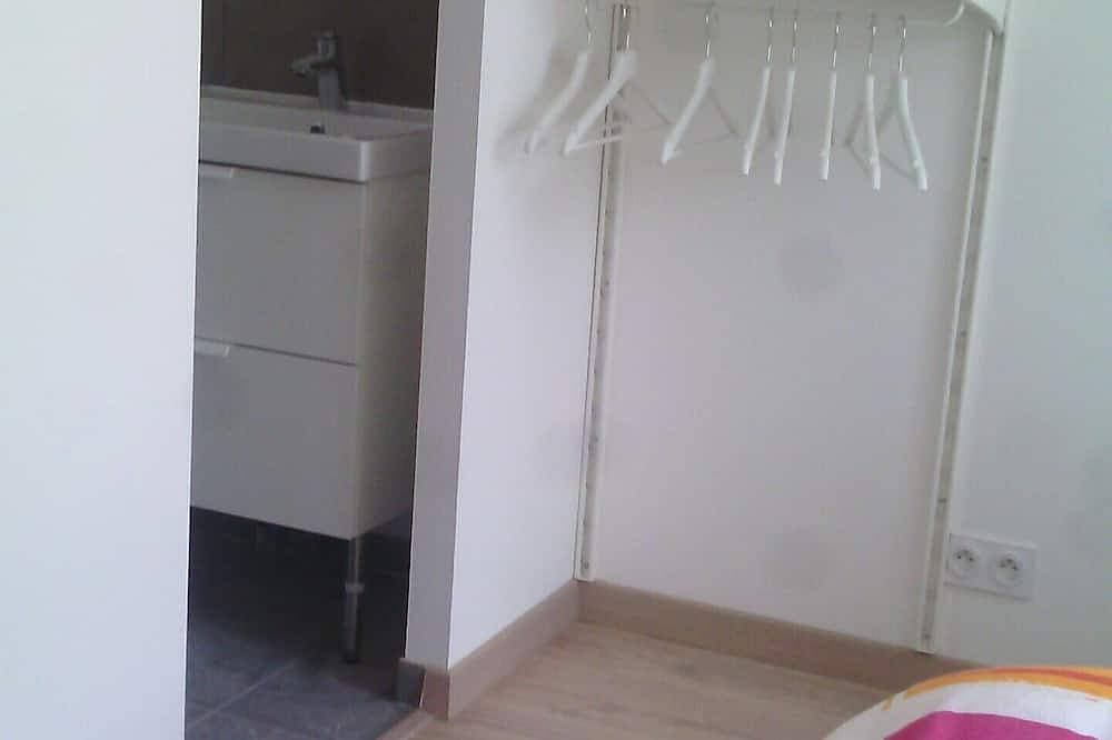 Foto 4 von 25: Ferienhaus mit Terrasse und Parkplatz.