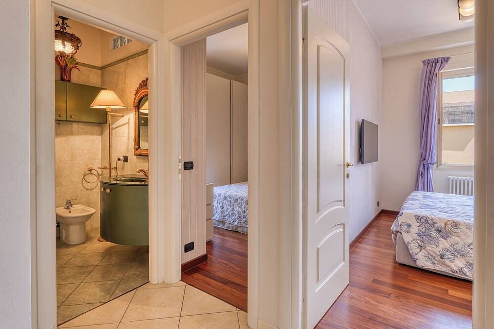 Foto 7 von 26: Palm House apartment in elegant, central setting, a few steps from the sea.