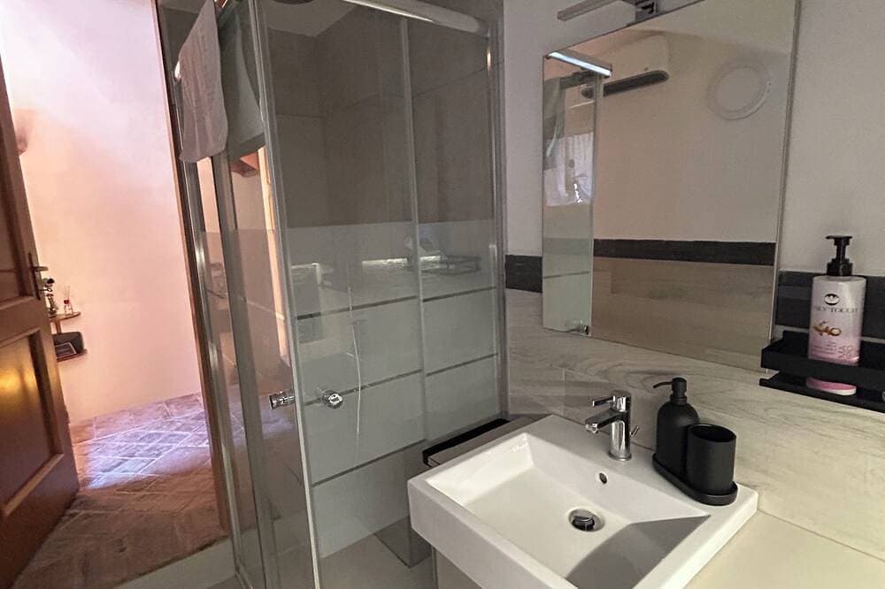 Foto 9 von 24: Charming Spa Suite with Heated Stone Tub & Chromotherapy near Lake Bracciano