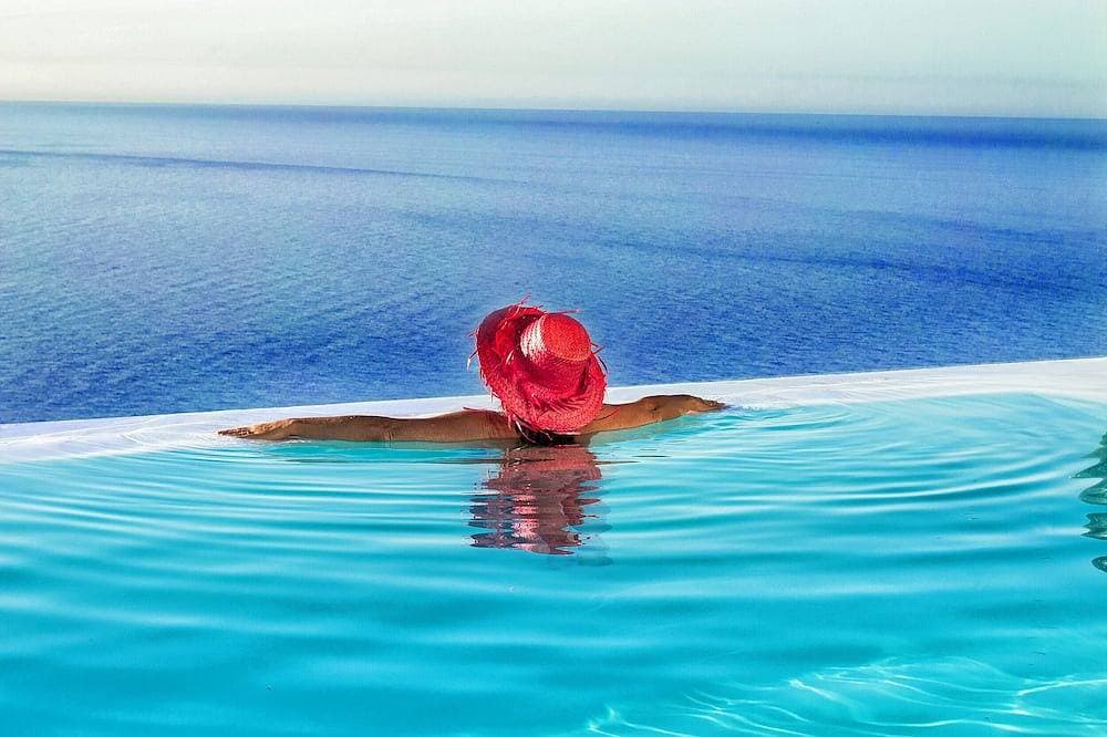 Zauberhafte Villa mit Infinity Pool, exquisitem Interieur und 300º Meerblick 1