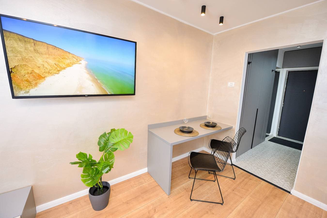 Foto 6 von 16: Park Studio Cismigiu Gardens - Ruhiges Zimmer - Smart-TV