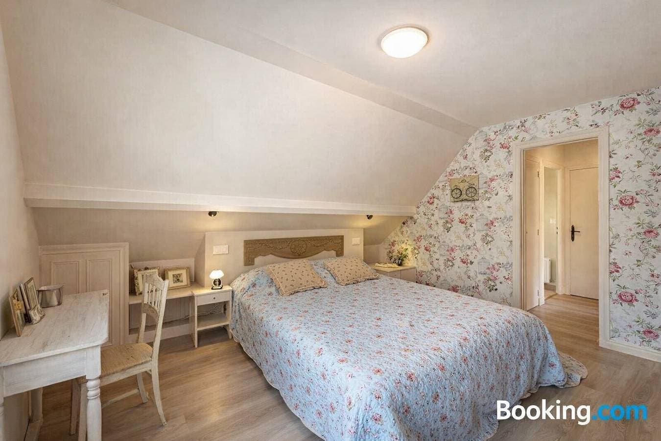 Foto 2 von 43: Gästezimmer 'English Garden' mit Pool, Frühstück, Gemeinschaftsgarten und WLAN