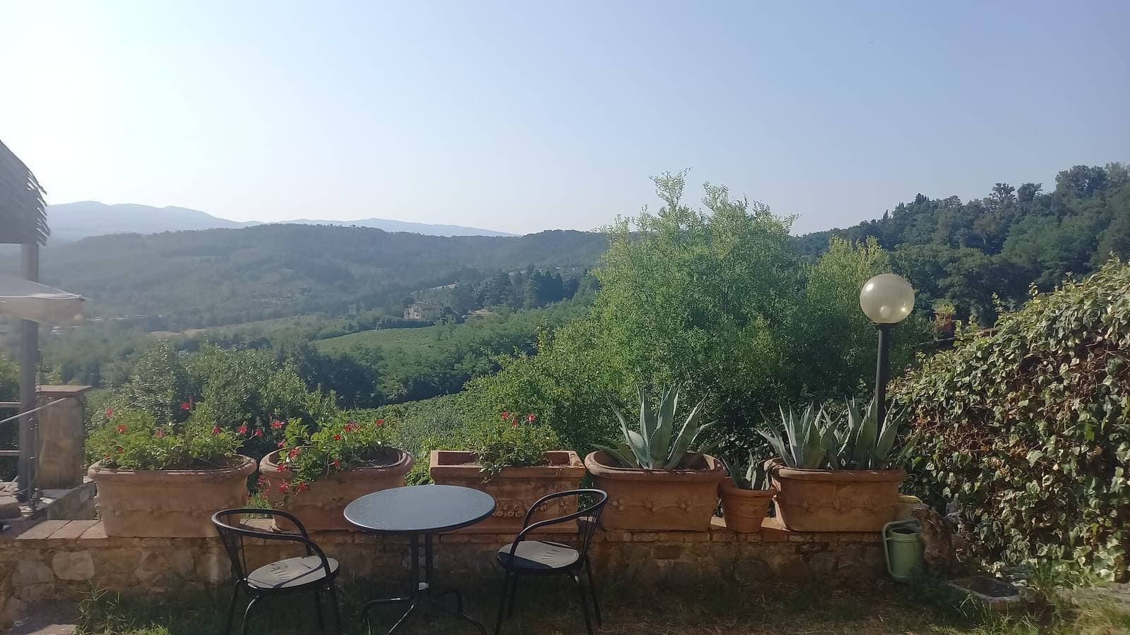Foto 5 von 29: Podere Salceto – Terrasse mit Chianti-Blick, authentisches Toskana-Erlebnis