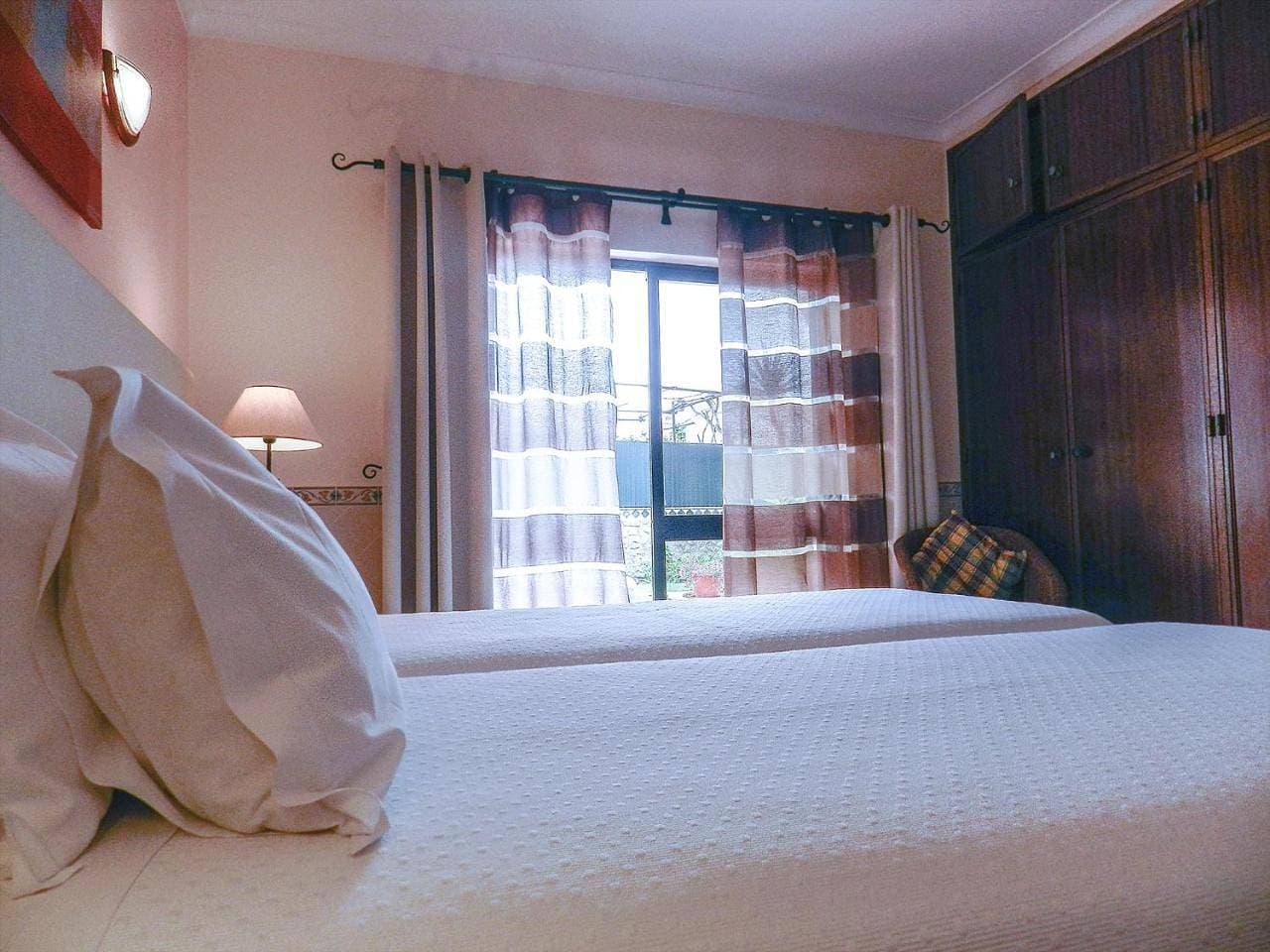 Foto 6 von 10: Twin Room with Private Bathroom