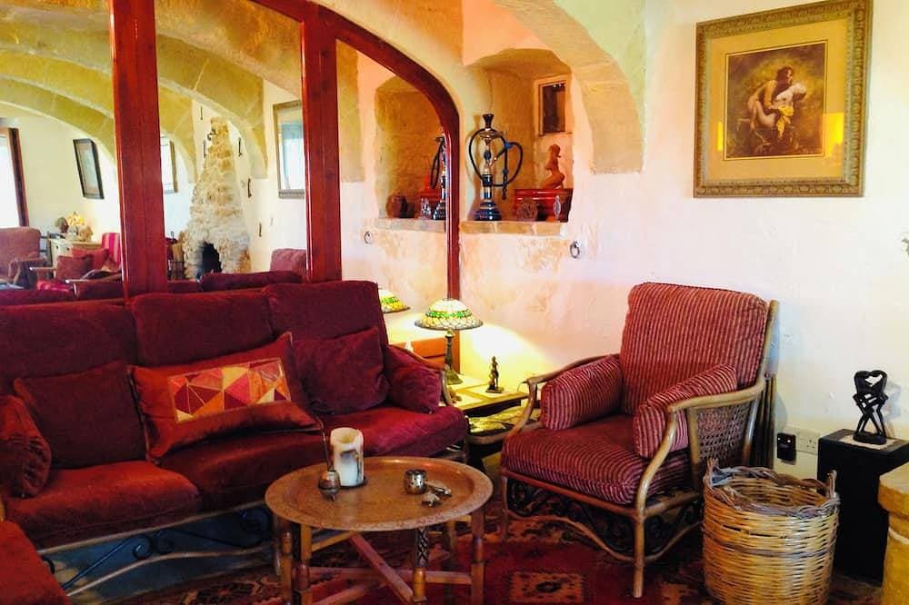 Foto 7 von 12: Nostalgia suite at Dar Tal Kaptan, Ghasri, Gozo. Victorian themed room