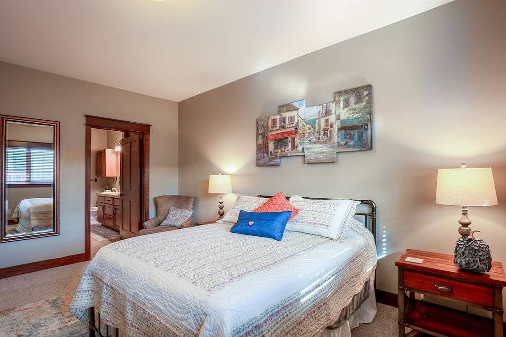 Foto 5 von 18: Luxury Riverstone Condo with Patio and Rooftop BBQ