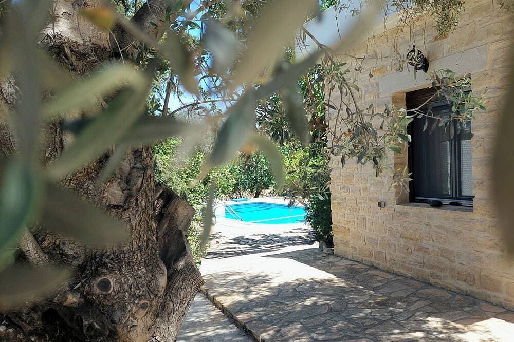 Ruhig gelegen, inmitten von alten Olivenbäumen mit privatem Pool und Garten! 1