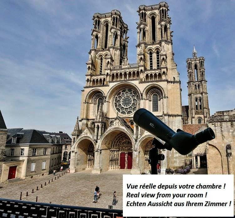 Logis du Parvis ***Face Cathédrale/in front of the Cathedral*** 1