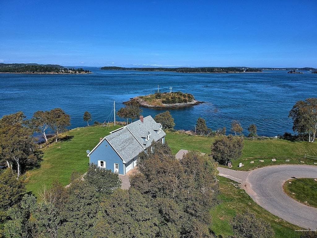 Foto 2 von 26: Wow! Private 3acre Oceanfront Home, whales,eagles,walkable to village/Dog Island