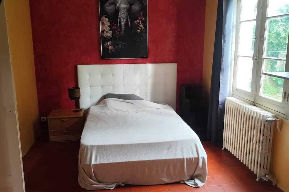 Accommodations in a large house near the center, with a quiet garden and shared spaces 1