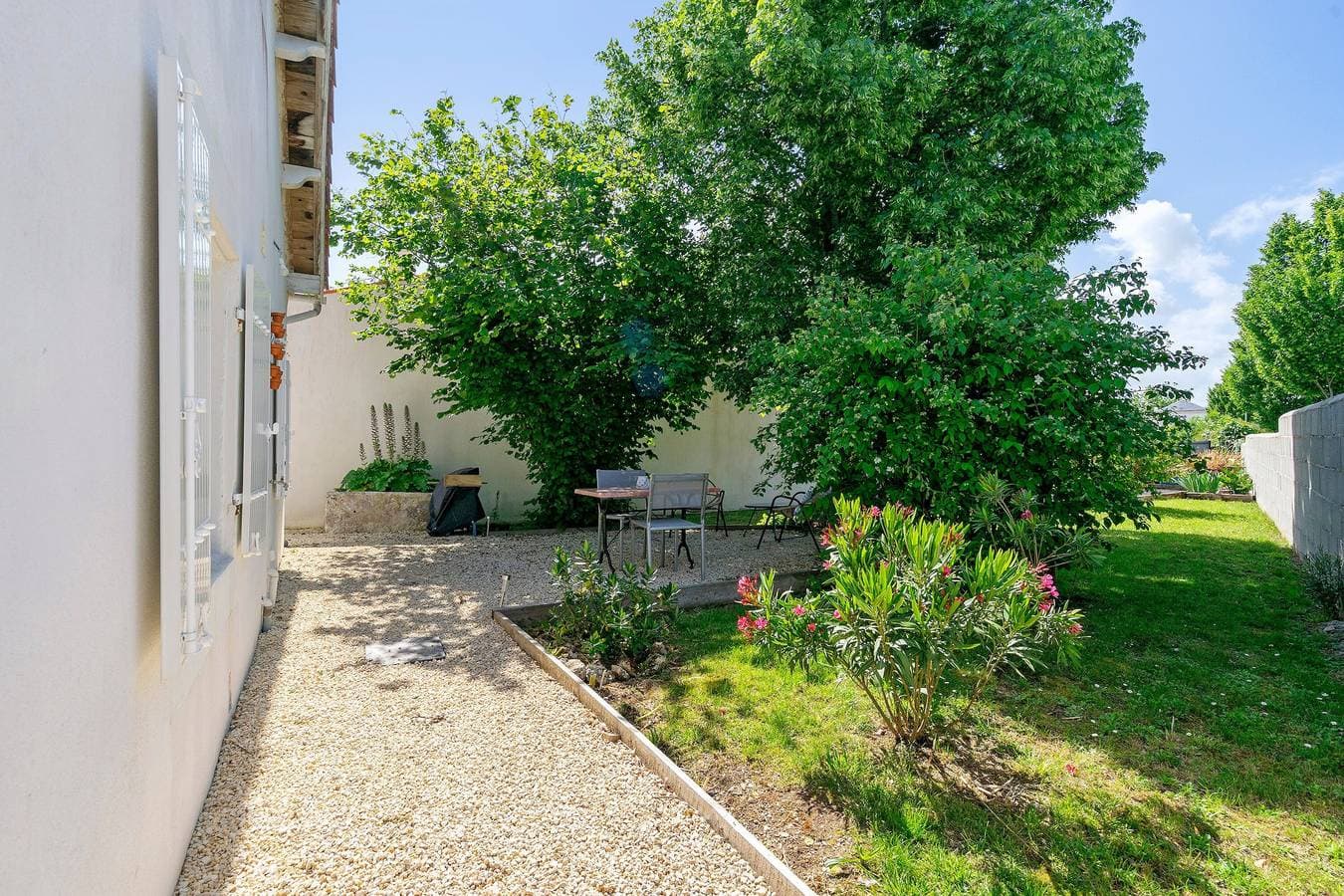Foto 10 von 30: Gästezimmer „Embellie“ mit privater Terrasse, eigenem Garten und WLAN