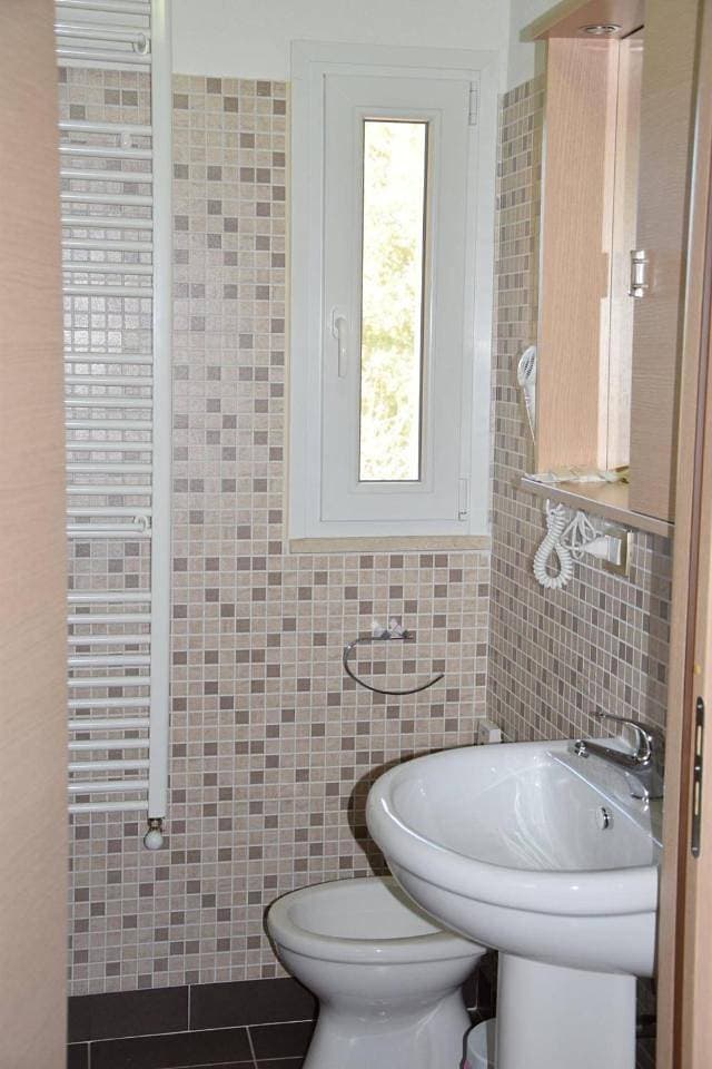 Foto 6 von 7: Quadruple Room with Private Bathroom