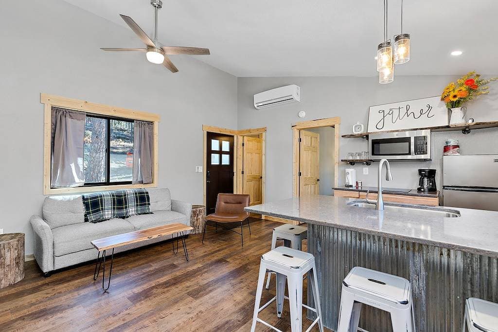 Foto 9 von 16: Modern rustic design with upscale finishes and 2 bedrooms.