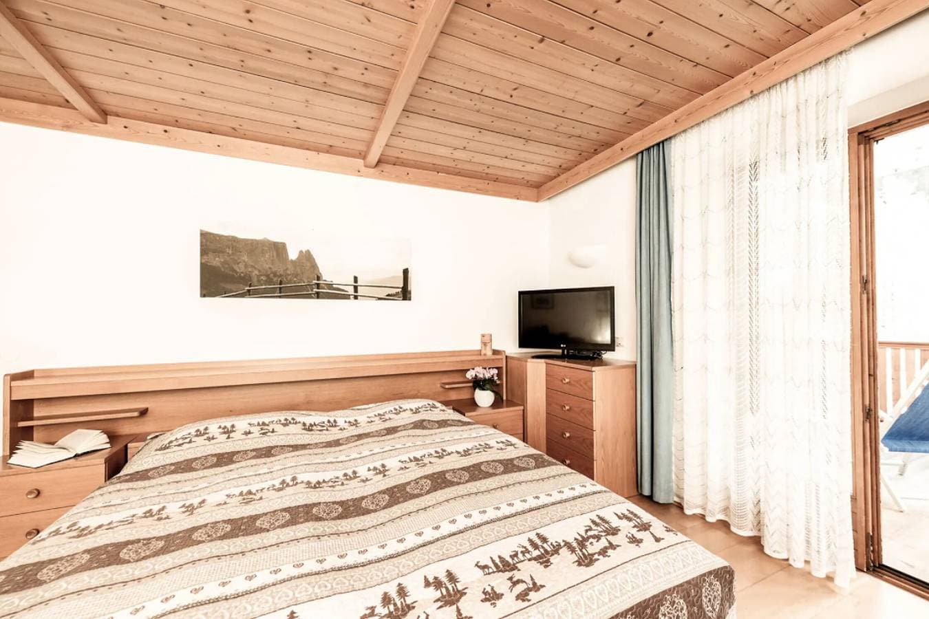 Foto 4 von 26: Ferienwohnung "Bergfrieden 2 B" mit Bergblick, Pool, WLAN, Terrasse & Garten
