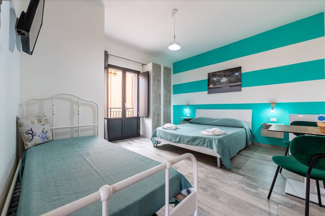 Foto 13 von 23: Zimmer 'Perla Marina – Cattedrale di Sale' mit Balkon, WLAN, Klimaanlage und Gemeinschaftsküche