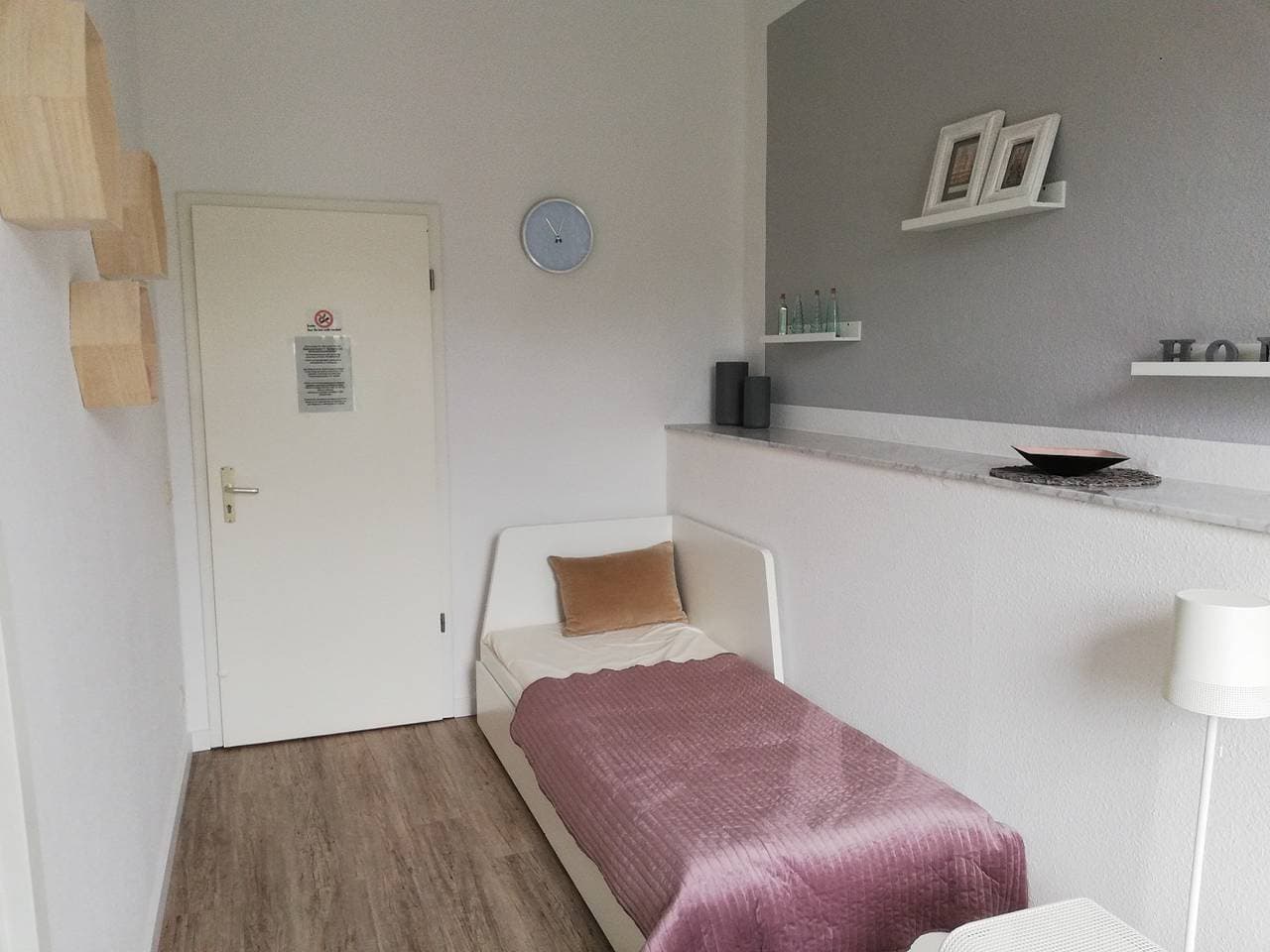Foto 2 von 15: Apartmenthaus Kaiser Friedrich - Doppelzimmer Economy, eigene Du/Wc über den Gang, 1 Schlafraum mit Doppelbett