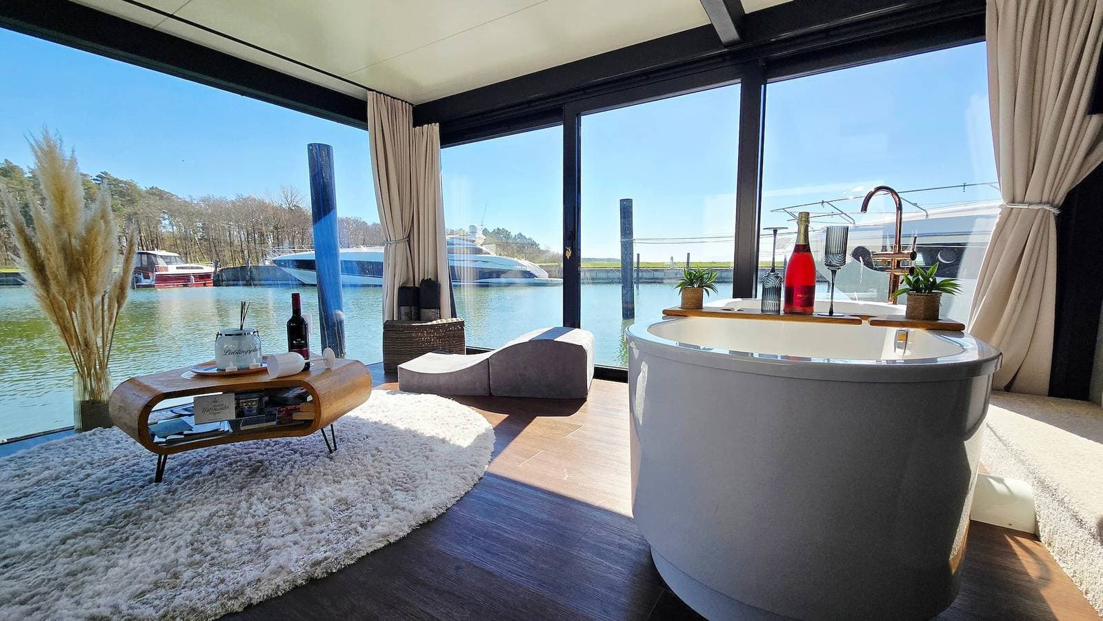 Foto 4 von 42: Hausboot 'Hafensuite Rügen' mit WLAN