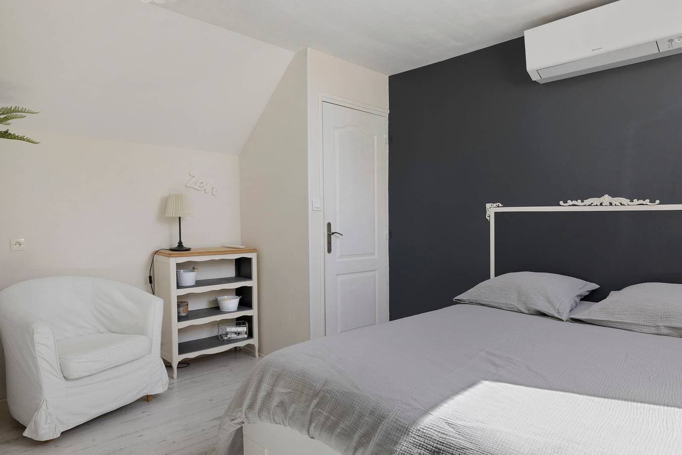 Foto 8 von 23: Gästezimmer „La Bienvenue“ mit gemeinsamer Terrasse, WLAN und Klimaanlage