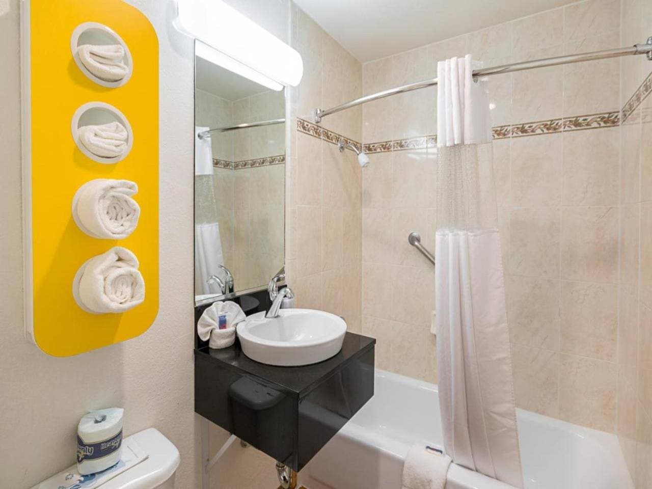 Foto 13 von 32: Sonniges Zimmer mit 2 Doppelbetten | Nichtraucherzimmer