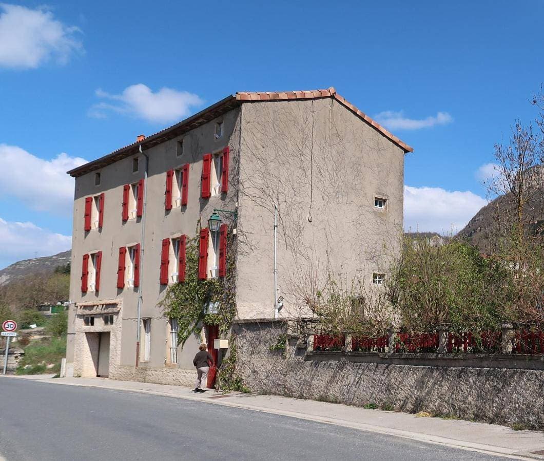 Maison aux volets rouges 1