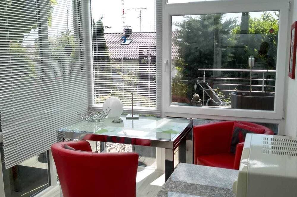 Foto 6 von 10: Moderne helle Ferienwohnung am Bodensee Meersburg See und Bergsicht Urlaub, Hund