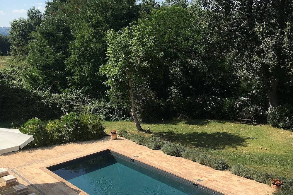 Beautifully renovated, modern, 1 bedroom apartment with swimming pool 1