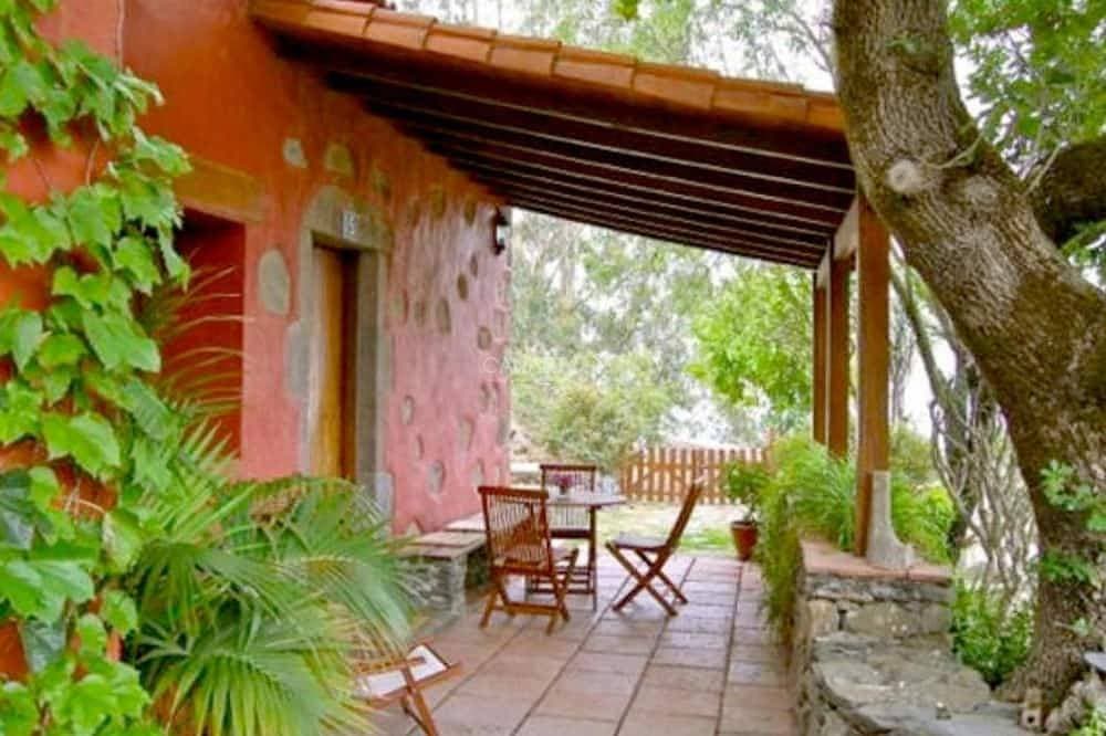Foto 12 von 15: Restauriertes kanarisches Ferienhaus El Roble mit privatem Pool in Fon