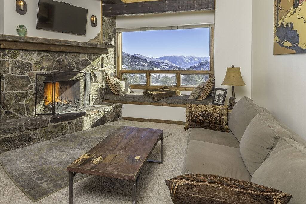 Neu Renoviert! Ski-in, Ski-out, 2 Schlafzimmer / 2 Bäder direkt an der Piste. 1