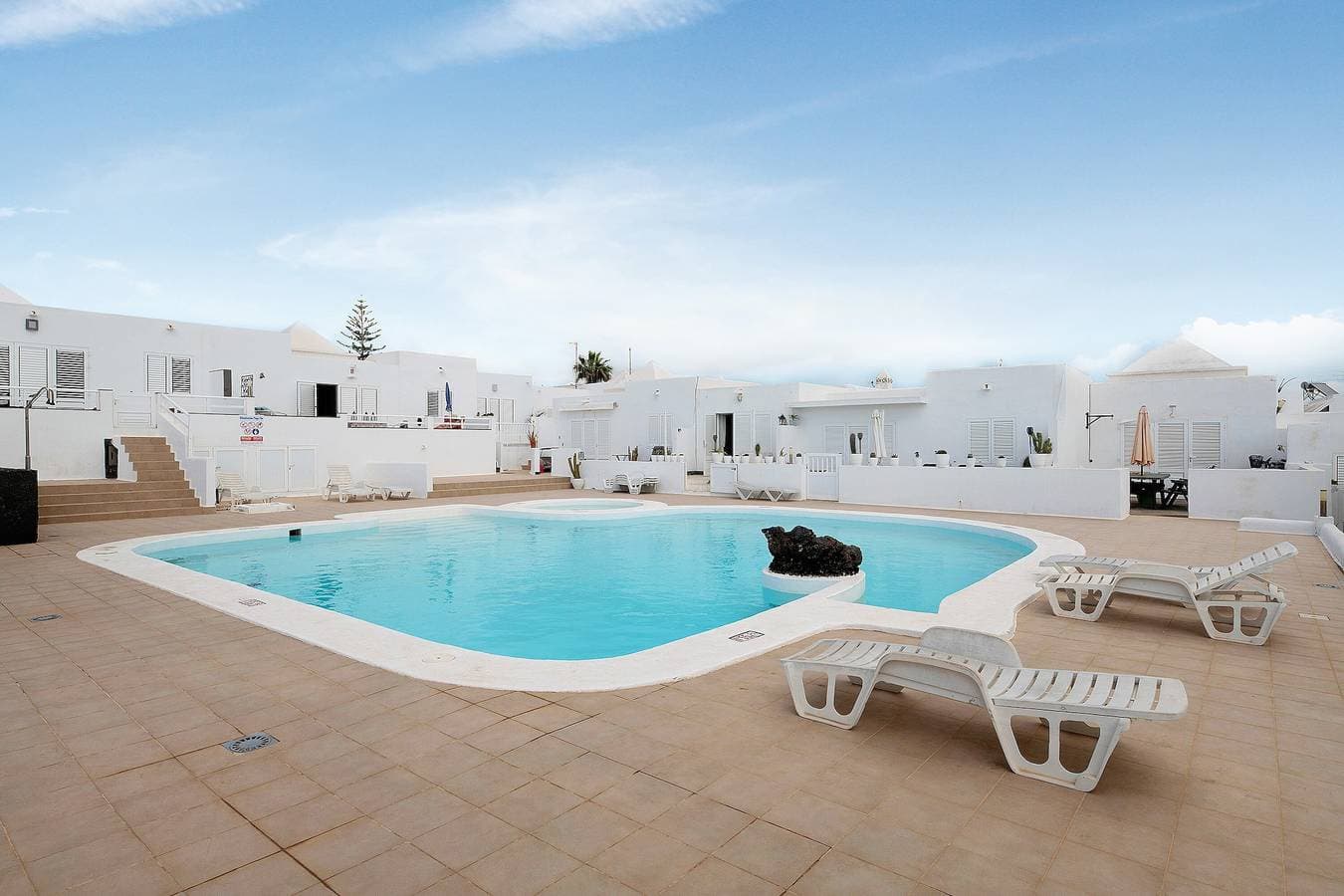 Foto 3 von 36: Ferienhaus 'Casa La Concha Lanzarote' mit Gemeinschaftspool, privater Terrasse und WLAN
