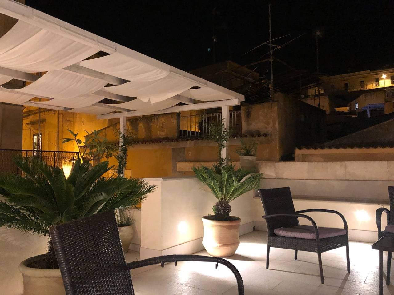 Charmantes Haus mit 2 Schlafzimmern - Dachterrasse im Herzen von Noto, Sizilien 1